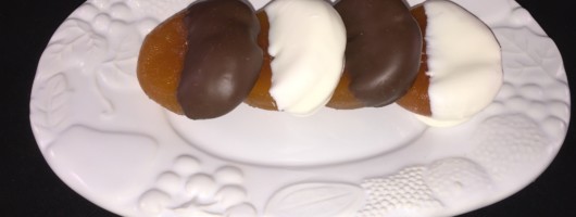 Apricots – Glace Half Dipped In White & Dark Chocolate (Holiday Season Only)